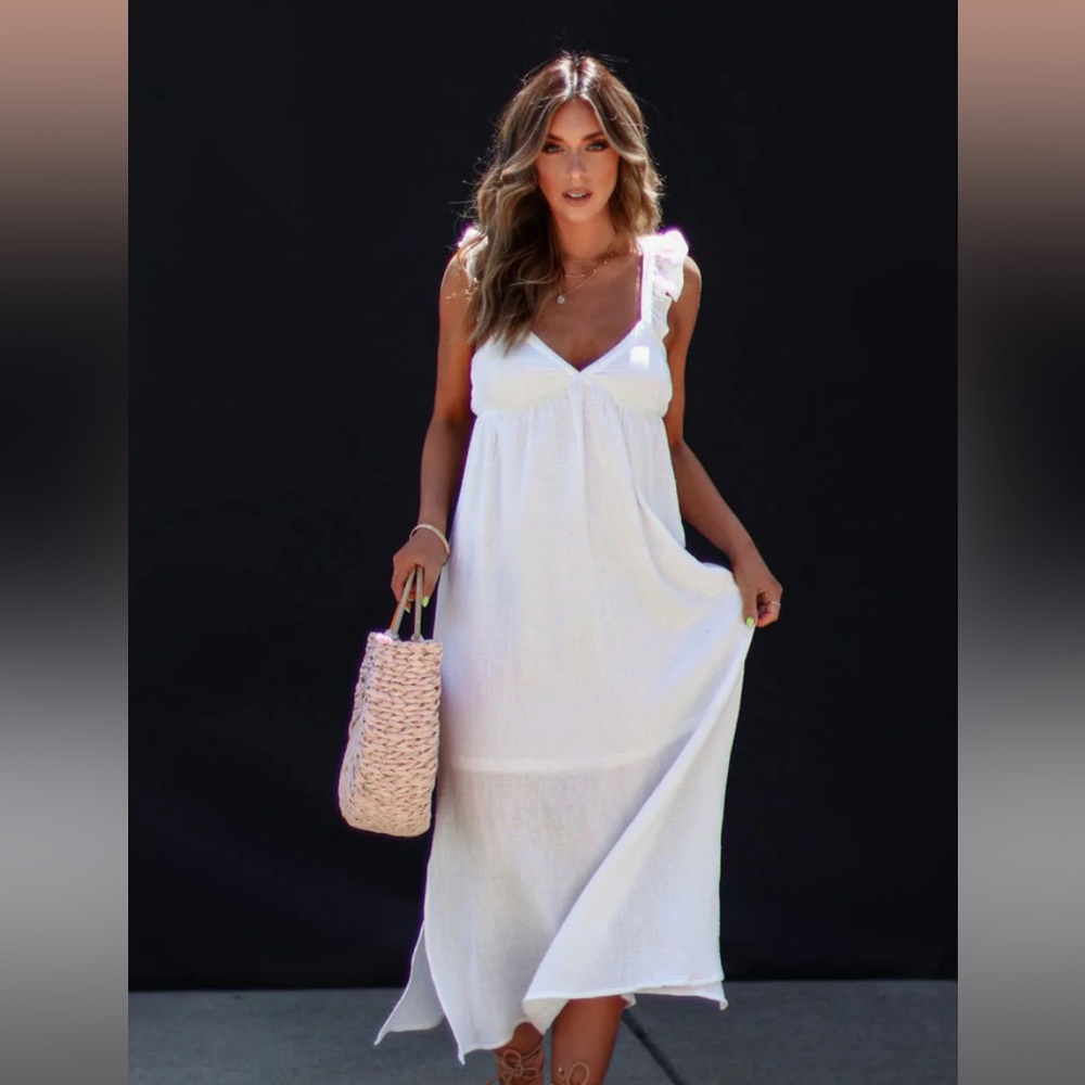 Vici flutter sleeve maxi dress. Brand new with tags. Linen material with liner.